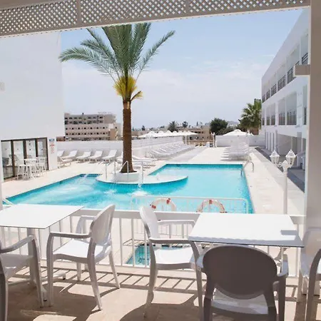 Liquid Apartmanhotel Ajía Nápa